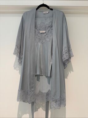 Ginia Pearl Blue Silk Lace-Trim Robe & Camisole Set